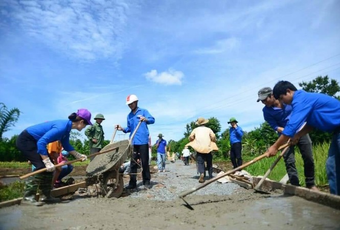 Đắk Lắk: Làm đường thanh niên ở thị xã Buôn Hồ ĐVTN Thị đoàn Buôn Hồ làm đường giao thông nông thôn.