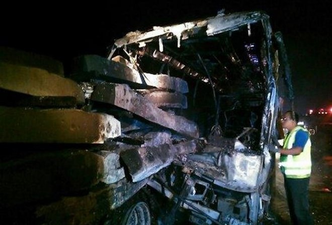 Xe khách đâm xe kéo, 13 người bị thiêu chết trong biển lửa Hiện trường vụ việc