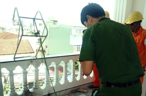 Ba người bị điện giật khi treo biển hiệu quảng cáo Nơi ba công nhân bị điện giật. Ảnh: Danh Toại