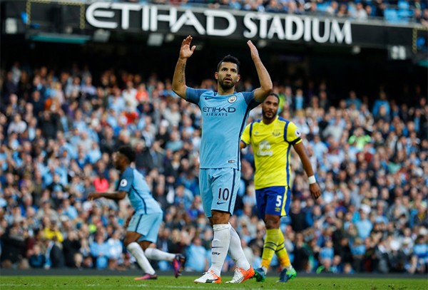 Man City đá hỏng hai quả phạt đền, chật vật hoà Everton Aguero và các đồng đội chỉ có thể tự trách bản thân khi không thể đánh bại Everton trên sân nhà. Ảnh: Reuters.