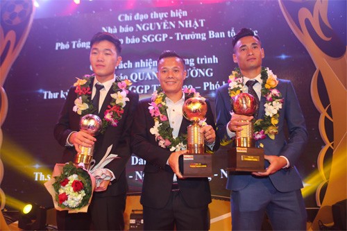 Đoạt Bóng vàng 2016, Thành Lương lập kỷ lục Đây là lần thứ 4, Thành Lương đoạt danh hiệu Quả bóng Vàng Việt Nam. Ảnh: Vnexpress