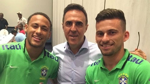 Ngôi sao Neymar tiến cử bạn thân cho Barca Lima (phải) trong một lần hội quân ở tuyển Brazil.