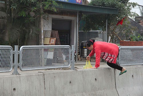 Bị xe khách tông chết khi trèo qua dải phân cách đi ăn sáng Người dân tự tháo tấm chống lóa, trèo qua dải phân cách trên quốc lộ 1A đoạn qua các tỉnh miền Trung. Ảnh minh hoạ: Hải Bình