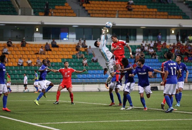 HLV Phan Thanh Hùng quyết 'đòi nợ' đội bóng Singapore Than Quảng Ninh (áo xanh) trong trận thua 2-3 Home United ở lượt đi, bảng H AFC Cup 2017.