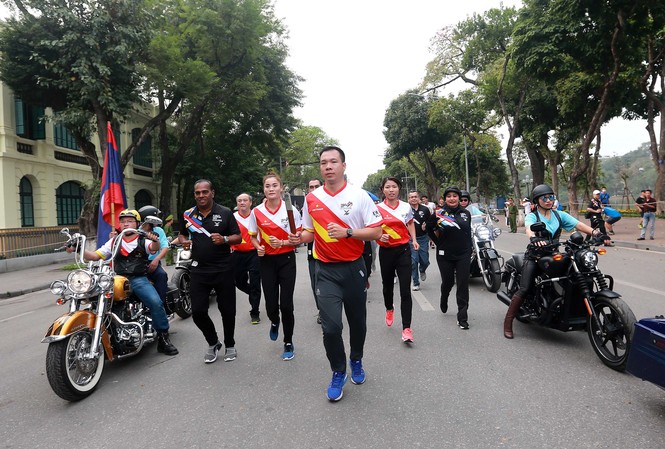 Hoàng Xuân Vinh dẫn đầu đoàn chạy tiếp sức hưởng ứng SEA Games 29 Hoàng Xuân Vinh dẫn đầu đoàn chạy