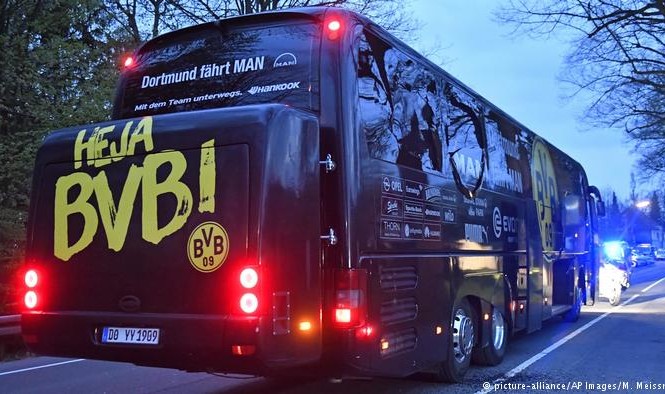 IS có thể bị đổ vạ vụ đánh bom CLB Dortmund Chiếc xe buýt chở đội bóng Borussia Dortmund bị tấn công hôm 11/4.
