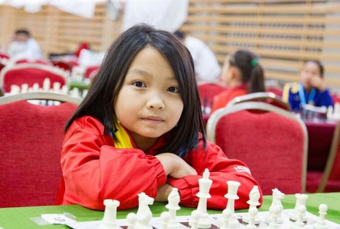 Lập 'cú đúp' huy chương, kỳ thủ 'nhí' được thưởng 1.000 USD Cẩm Hiền trong chuyến du đấu tại Mông Cổ