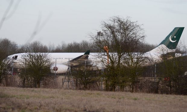 Chiến đấu cơ hộ tống máy bay chở khách Chiếc máy bay của PIA hạ cánh an toàn xuống sân bay Stansted