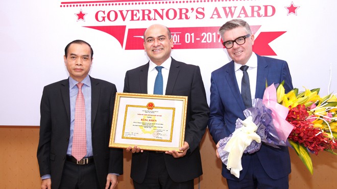 Công ty Tài chính Prudential nhận bằng khen của Thống đốc NHNN Đại diện NHNN (trái) trao tặng Bằng khen Thống đốc NHNN cho Tổng Giám đốc Công ty Tài chính Prudential (giữa). Ảnh: Minh Vũ