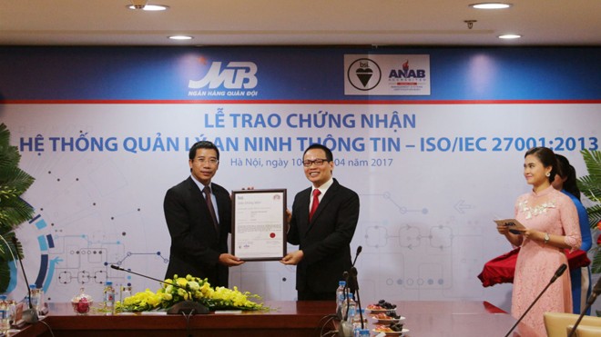Viện tiêu chuẩn Anh trao chứng chỉ ISO/IEC 27001:2013 cho MB Viện tiêu chuẩn Anh trao chứng chỉ ISO/IEC 27001:2013 cho MB