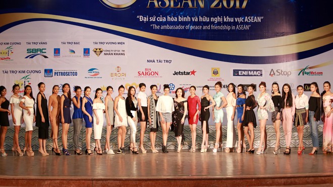“Phụ nữ phải đẹp lên mỗi ngày để không ngừng tỏa sáng” “Phụ nữ phải đẹp lên mỗi ngày để không ngừng tỏa sáng”