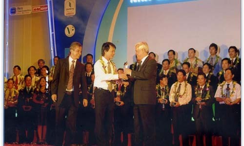 Vũ Đề - Người trao đi nụ cười Ông Vũ Đề nhận danh hiệu “Lãnh đạo doanh nghiệp xuất sắc”