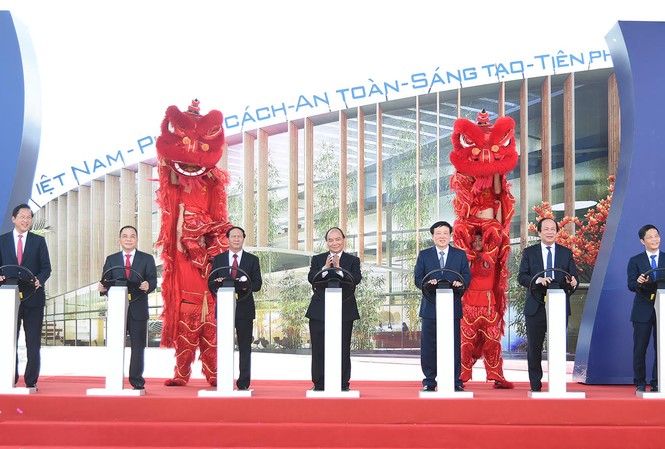 Vì sao Dự án ô tô VinFast gây chấn động dư luận? Thủ tướng Nguyễn Xuân Phúc và các đại biểu bấm nút khởi công xây dựng Nhà máy ô tô VinFast.
