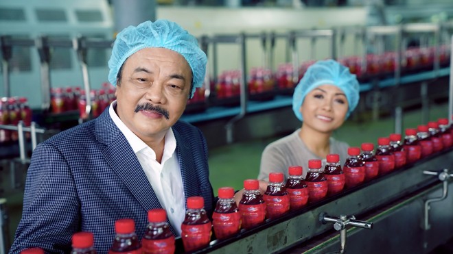 CEO Trần Quí Thanh cùng con gái Trần Uyên Phương kiểm tra hoạt động sản xuất tại nhà máy trong những ngày cuối năm.