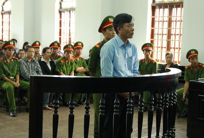 'Đại án tham nhũng' tại Đắk Nông, nguyên Giám đốc ngân hàng kêu oan Vũ Việt Hùng kêu oan trước tòa.