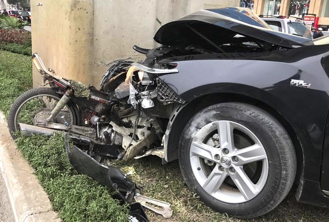 Xe Camry gây tai nạn liên hoàn, hạ gục 4 xe máy ở Hà Đông Hiện trường vụ tai nạn.