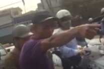 Triệu tập tài xế đánh nhân viên gác tàu đang mang thai Người đàn ông trong đoạn clip liên tục chửi bới, dọa nạt hai nhân viên gác chắn. Ảnh cắt từ clip.
