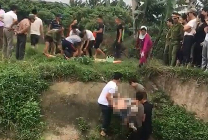 Phát hiện thi thể hai thanh niên dưới mương nước Phát hiện thi thể hai nam thanh niên dưới mương nước.