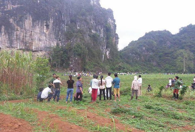 Kẻ hiếp, giết cô giáo tương lai nghi tự sát trong hang đá Nhiều người dân đến hiện trường vụ việc theo dõi.