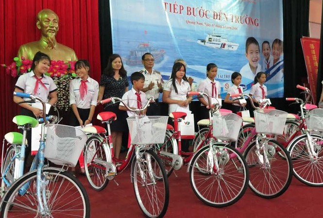 Hàng trăm suất quà cho học sinh vùng biển Các em học sinh vùng biển học giỏi vượt khó nhận quà.