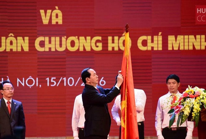 ĐH Bách khoa Hà Nội đón nhận Huân chương Hồ Chí Minh lần thứ 2 Chủ tịch nước Trần Đại Quang gắn Huân chương Hồ Chí Minh lên lá cờ truyền thống của ĐHBK Hà Nội.