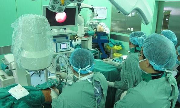 Sỏi thận như san hô chiếm gần hết thận một phụ nữ Ca phẫu thuật nội soi lấy sỏi san hô qua da cho bà S. Ảnh do bệnh viện cung cấp.