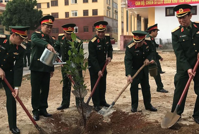 Quân khu 1 phát động Tết trồng cây nhớ ơn Bác Lãnh đạo, cán bộ, chiến sĩ Quân khu 1 trồng cây sáng mùng 6 Tết.