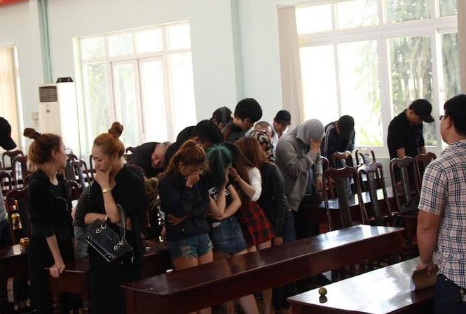 Đắk Lắk: 37 thanh niên dùng ma túy trong quán karaoke 37 thanh niên bị bắt tại quán karaoke.