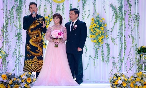 Đàm Vĩnh Hưng mời mẹ lên sân khấu làm lễ cưới cho em gái Đàm Vĩnh Hưng trong đám cưới em gái - Hạnh Huỳnh.