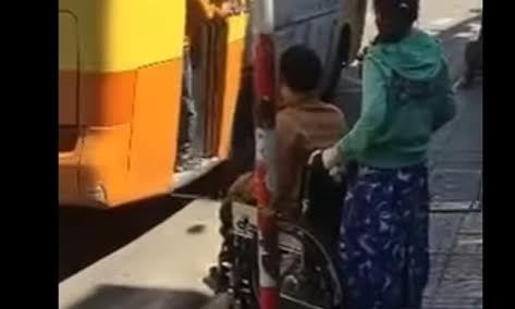 Nghi vấn xe buýt Đà Nẵng - Hội An từ chối chở người khuyết tật Xe buýt bị cho là từ chối vận chuyển người khuyết tật. Ảnh cắt từ clip.