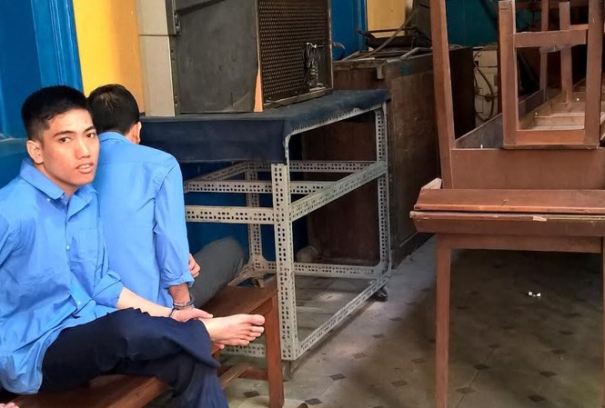 Đánh ghen, đâm chết bạn tình địch Hai bị cáo tại phiên tòa hôm nay 16/2. Ảnh: Tân Châu.