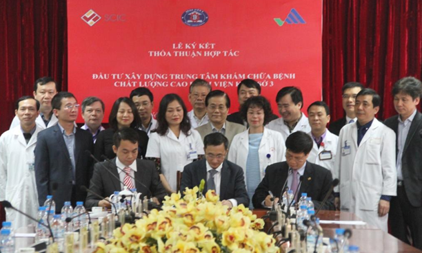 SCIC đầu tư vào bệnh viện K Thỏa thuận hợp tác được ký kết giữa ông Hoàng Nguyên Học - Thành viên HĐTV, Phó TGĐ phụ trách SCIC, ông Trần Văn Thuấn – Giám đốc Bệnh viện K và ông Hà Văn Nam – Giám đốc CTCP Y tế Việt Mỹ.