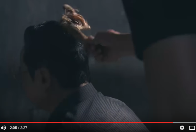 “Người phán xử” tập 27: Phan Quân bị ‘ma mới’ gõ đùi gà vào đầu Phan Quân bị gõ đùi gà vào đầu.