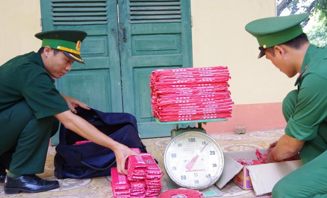 'Găm' pháo lậu bán dịp Tết 2018 Lực lượng biên phòng Lào Cai kiểm đếm số pháo lậu bị bắt giữ.