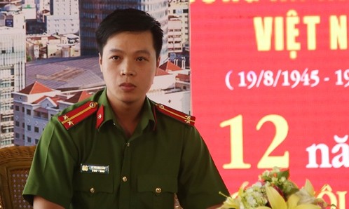 Trinh sát lê chân gãy, bám theo đường dây ma tuý Văn Kính Dương Trung uý Lê Hoàng Hảo. Ảnh:Quốc Thắng.