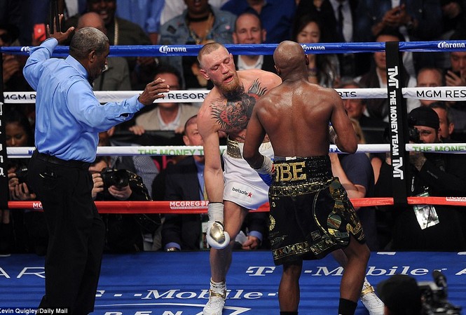 Thua trận đấu tỷ đô, 'Gã hề' McGregor chỉ trích trọng tài Trọng tài đã dừng trận đấu khi nhận thấy McGregor không còn khả năng chống đỡ.
