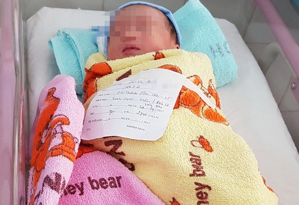 Bản tin 14H: Sản phụ ở Sóc Trăng sinh con tại chốt giao thông Em bé cất tiếng khóc chào đời ngay trên xe lôi.