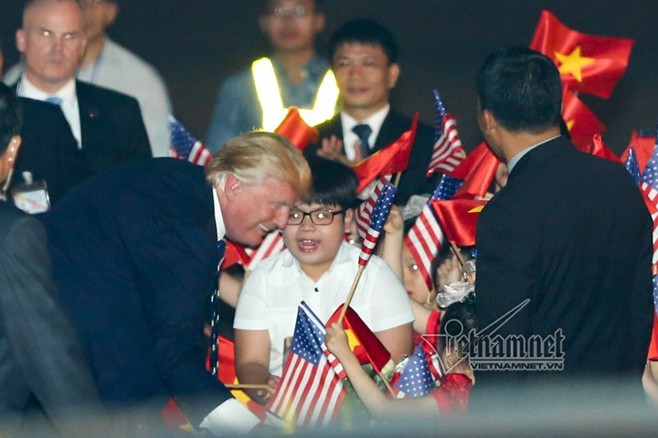 '. Cậu bé được Tổng thống Trump tặng hoa, bắt tay khi tới Hà Nội là ai? .'