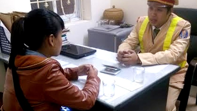 Ký ức kinh hoàng của cô gái đạp cửa chạy thoát 'động' mại dâm CSGT an ủi, nói chuyện với cô gái suýt bỏ mạng nơi xứ người
