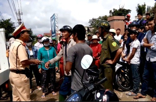 CSGT có lời lẽ thiếu chuẩn mực, còng tay người vi phạm giao thông Người dân và CSGT cự cãi với nhau. Ảnh cắt từ clip
