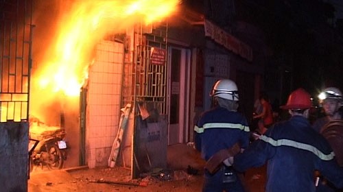 Bị la mắng, học trò 3 lần phóng hỏa đốt nhà thầy Bị la mắng, học trò 3 lần phóng hỏa đốt nhà thầy