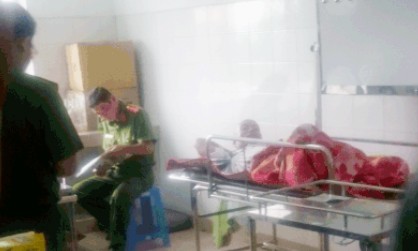 Bắt khẩn cấp nghi can chém đứt cổ bạn nhậu Nghi phạm được công an giám sát 24/24 tại bệnh viện