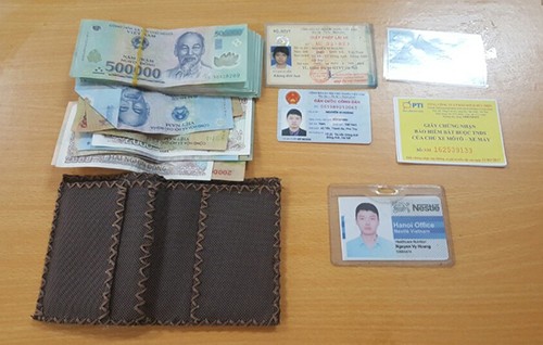 Thiếu uý trẻ trả lại 20 triệu đồng đánh rơi cho người đi đường Tài sản trong ví. Ảnh: Thanh Tùng