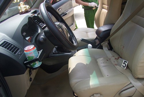 Tài xế Fortuner ôm vết thương tháo chạy khỏi nhóm cướp Chiếc xe vấy máu khi tài xế vật lộn với tên cướp