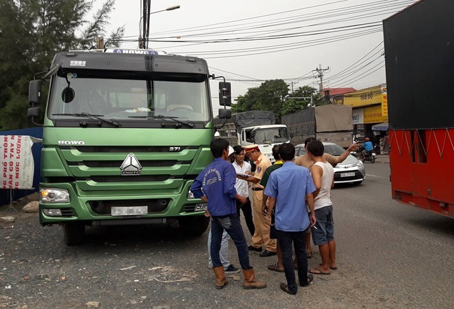 Tài xế xe tải bị đánh nguy kịch sau tai nạn giao thông Lực lượng chức năng lập hồ sơ, điều tra làm rõ vụ việc. Ảnh: K.T