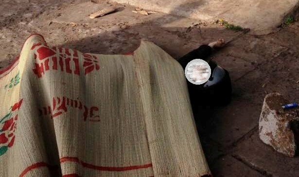 Thanh niên nằm chết bên đường nghi bị đánh Thi thể nam thanh niên được người dân phát hiện nằm chết bên đường