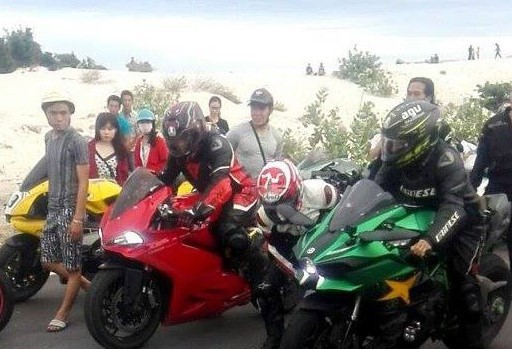 Đua môtô 'khủng' trái phép gây tai nạn ở Bình Thuận Nhóm thanh niên tổ chức đua môtô trái phép ở Bình Thuận