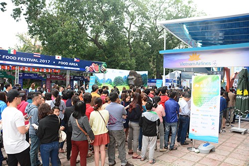 Vé máy bay 0 đồng, tour giá rẻ mở bán tại hội chợ du lịch quốc tế Để mua được vé, một số du khách chia sẻ họ đi từ 7h, qua quãng đường khoảng 50 km để tham gia hội chợ