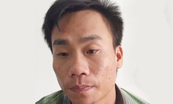 Hai tên cướp kề dao vào cổ vợ chồng bí thư xã bị bắt Một trong hai tên cướp bị bắt giữ