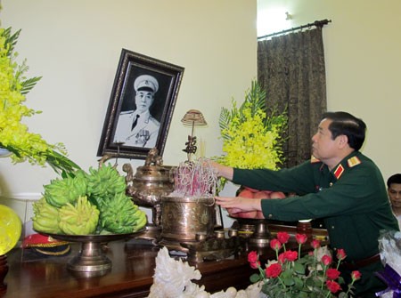 Bộ trưởng Quốc phòng dâng hương tưởng nhớ Tướng Giáp Đại tướng Phùng Quang Thanh bên ban thờ Tướng Giáp. Ảnh: QĐND